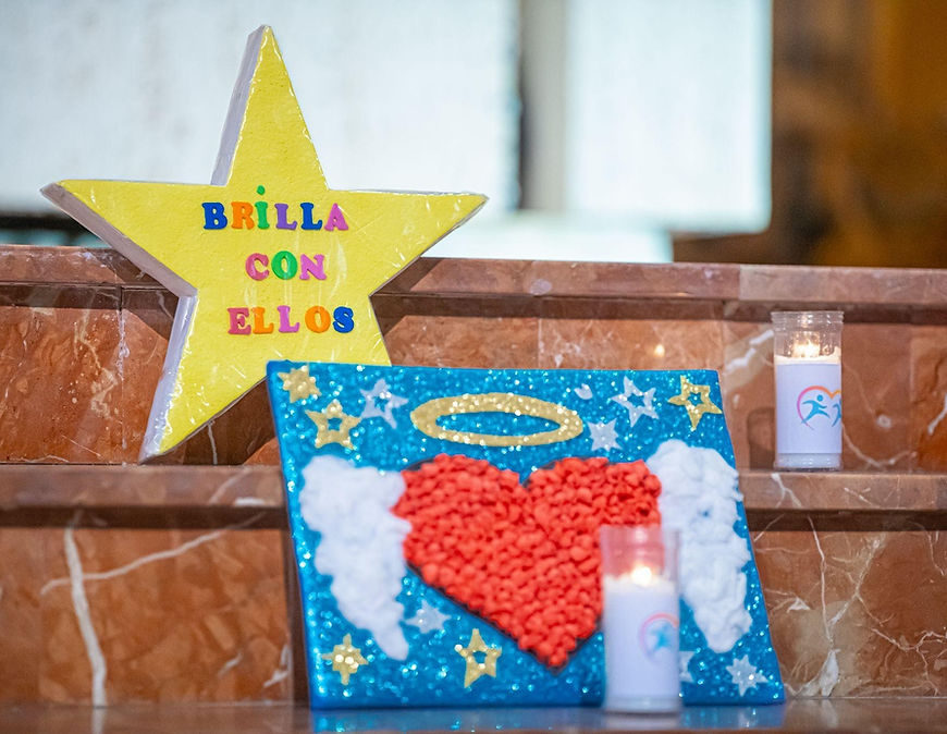 Niños del Colegio Infantes con manualidades solidarias